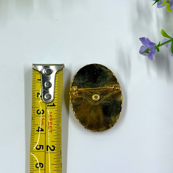 Vintage Cameo Brooch with Gold Tone Scalloped Housing - Picture 5 of 5